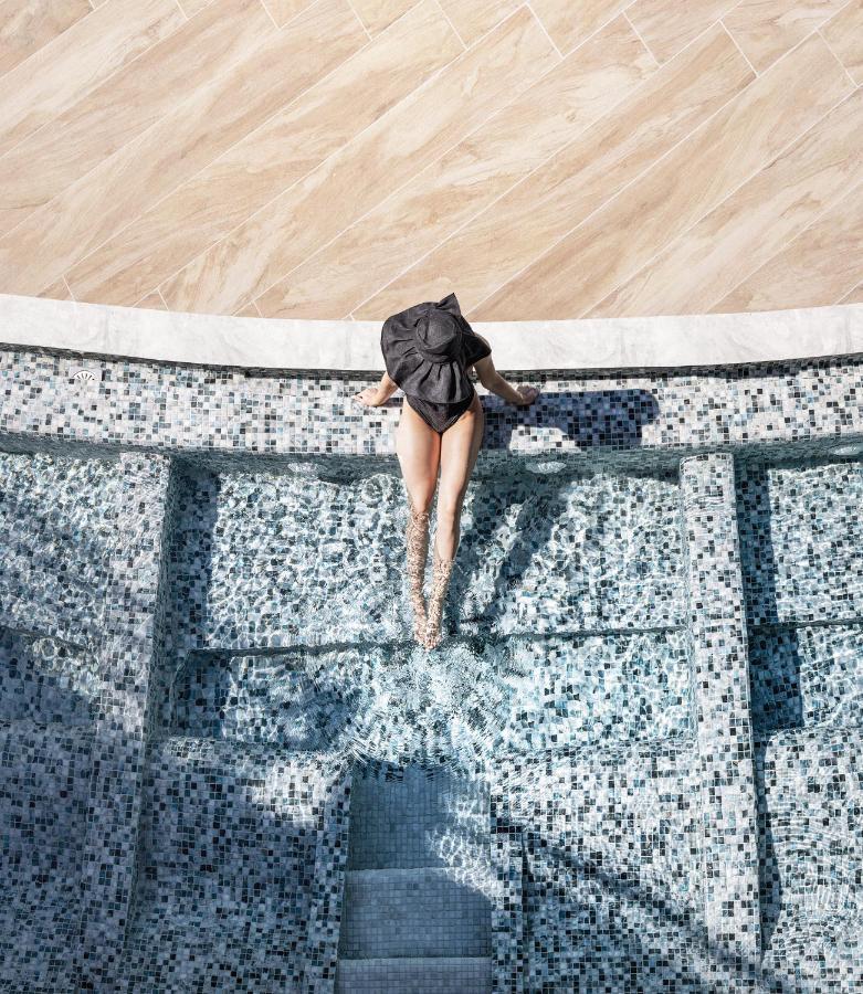Nautilux Rethymno By Mage Hotels Dış mekan fotoğraf A woman in a swimming pool