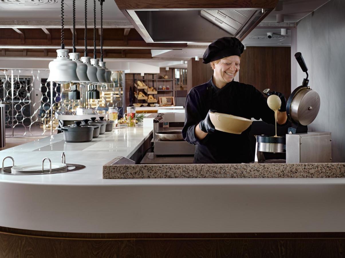 Nautilux Rethymno By Mage Hotels Dış mekan fotoğraf A chef at work