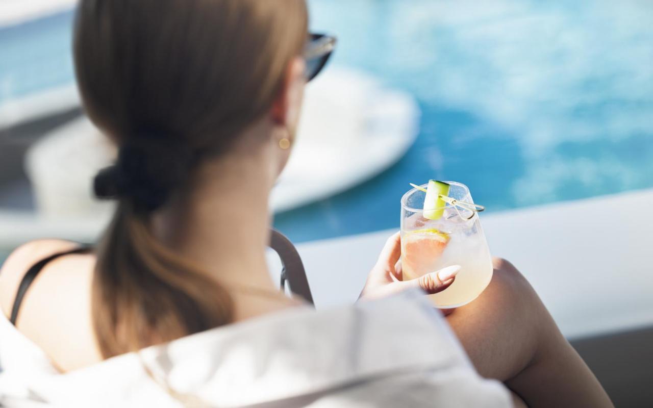 Nautilux Rethymno By Mage Hotels Dış mekan fotoğraf A woman holding a glass of wine