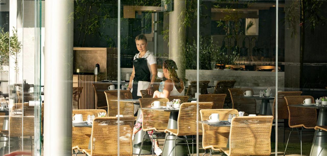 Nautilux Rethymno By Mage Hotels Dış mekan fotoğraf A waitress clearing a table